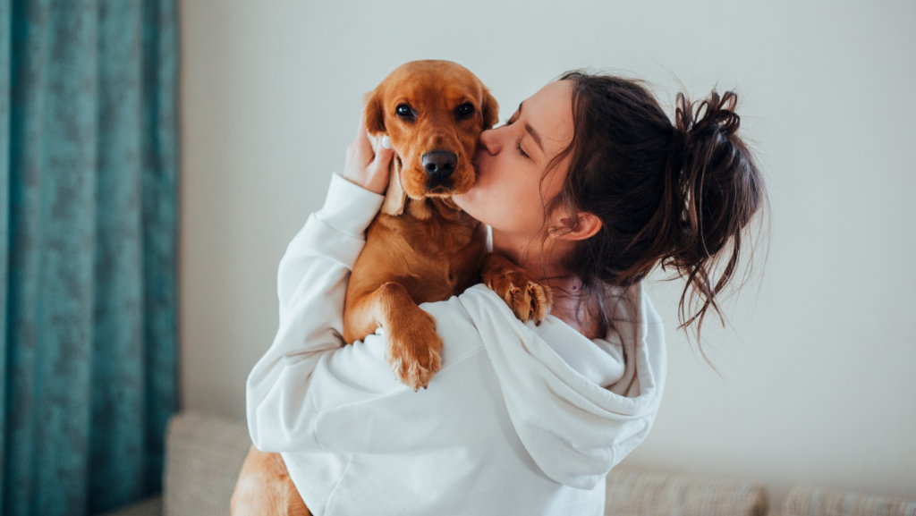 abrazando mascota